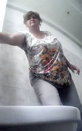 унитаз для пожилых. улице. бабушка вебкам. бабушки в панталонах с начесом. бабушка сикает.