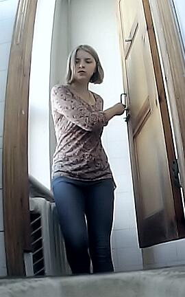 писающие девушки в учебных заведениях. камера в уборной. камера в женском туалете школы. скрытая камера в студенческом туалете. камера туалет студент.