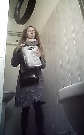 Скрытые камеры женских туалетах крупным планом