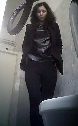 Девушка прицепила на себя мини камеру и засняла подруг в узких штанах в туалете